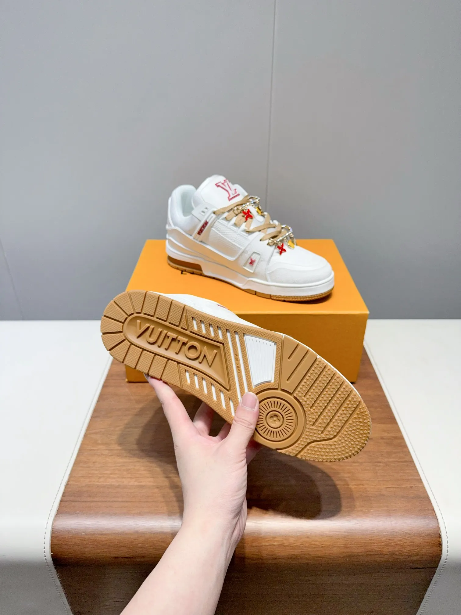 👟👟Ex-factory price 780👟👟Louis Vuitto- Louis Vuitton Couple's Casual Sports Shoes Skateboard Shoes Original purchase, development and production This LV Traine- sports shoe is made of cow leather to create a complex upper, which requires several hours of ingenious sewing to complete. The classic configuration is from the hands of Virgil Ablo-, showing the inspiration of retro basketball shoes. Exquisite packaging at the delivery counter. Fabric: Original customized first-layer cowhide. Inner foot pad: Breathable mesh. Heel height: 3cm. Outsole: Original molded two-color TPU combination outsole. Size: 35-45 (40 for women and 45 for men. Custom-made, non-refundable) (Note: Bulk items do not come with buckles. Please inform us if you need buckles when ordering) Buckle +20